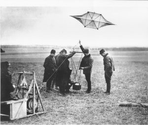 Reconnaissance by attaching a camera to a kite, French soldiers, 1914.