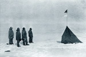 Amundsen & 4 others reached S. Pole 5 wks before Scott's team.