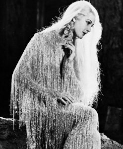 Anita Louise, a prominent 1930s actress, portrayed Queen Titania in 1935.