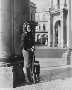 Young Cuban woman defends bank during the missile crisis, 1962.