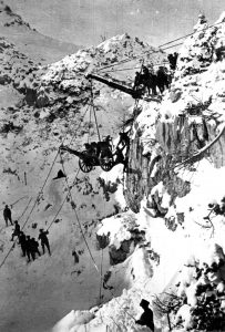 WWI, Italian mountain troops carrying a cannon .