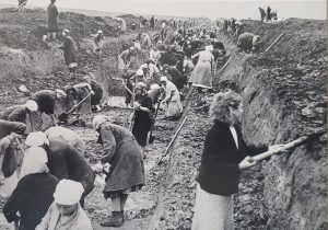 Moscow Women Dig Trenches (1941)