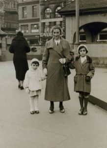 Edith, Anne, and Margot Frank in Frankfurt, 1933.