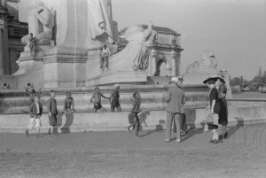 Tourists throwing pennies to African American children, Washington, 1938. 