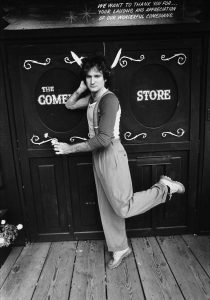  Robin Williams in front of the Comedy Store in Hollywood, 1978.