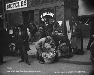 Italian bread peddlers sold their wares on NYC's Mulberry St. in 1900.