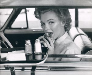 Marilyn Monroe enjoying a burger, Hollywood, California, 1952. 