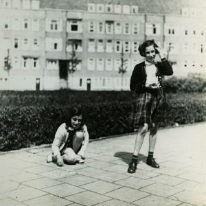 Anne Frank and her friend Hanneli Goslar.