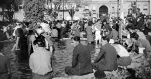 People chillin at the fountain in front of the Pink House, October 17 1945, Argentina, Loyalty Day.