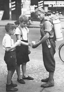 Berlin boy sells lemonade using a portable lemonade dispenser, 1931.
