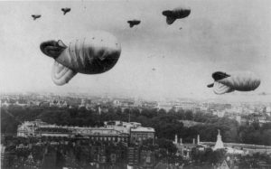 Barrage balloons over London during World War II. Buckingham Palace and the Victoria Memorial can be seen in the middle ground, circa 1939 to 1945. 