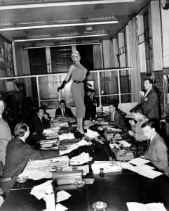 Hollywood bombshell Jayne Mansfield visited Dutch newspaper in 1957.