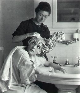 First celeb hair-washing photo, 1925.