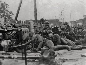 Wehrmacht soldiers pinned down by French troops, Sean, France, 1940 