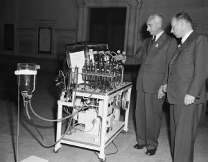 Professor Jongbloed presented his artificial heart machine at the Sorbonne.